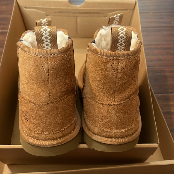 BNIB AUTHENTIC UGG boots size 6 - Picture 7 of 8